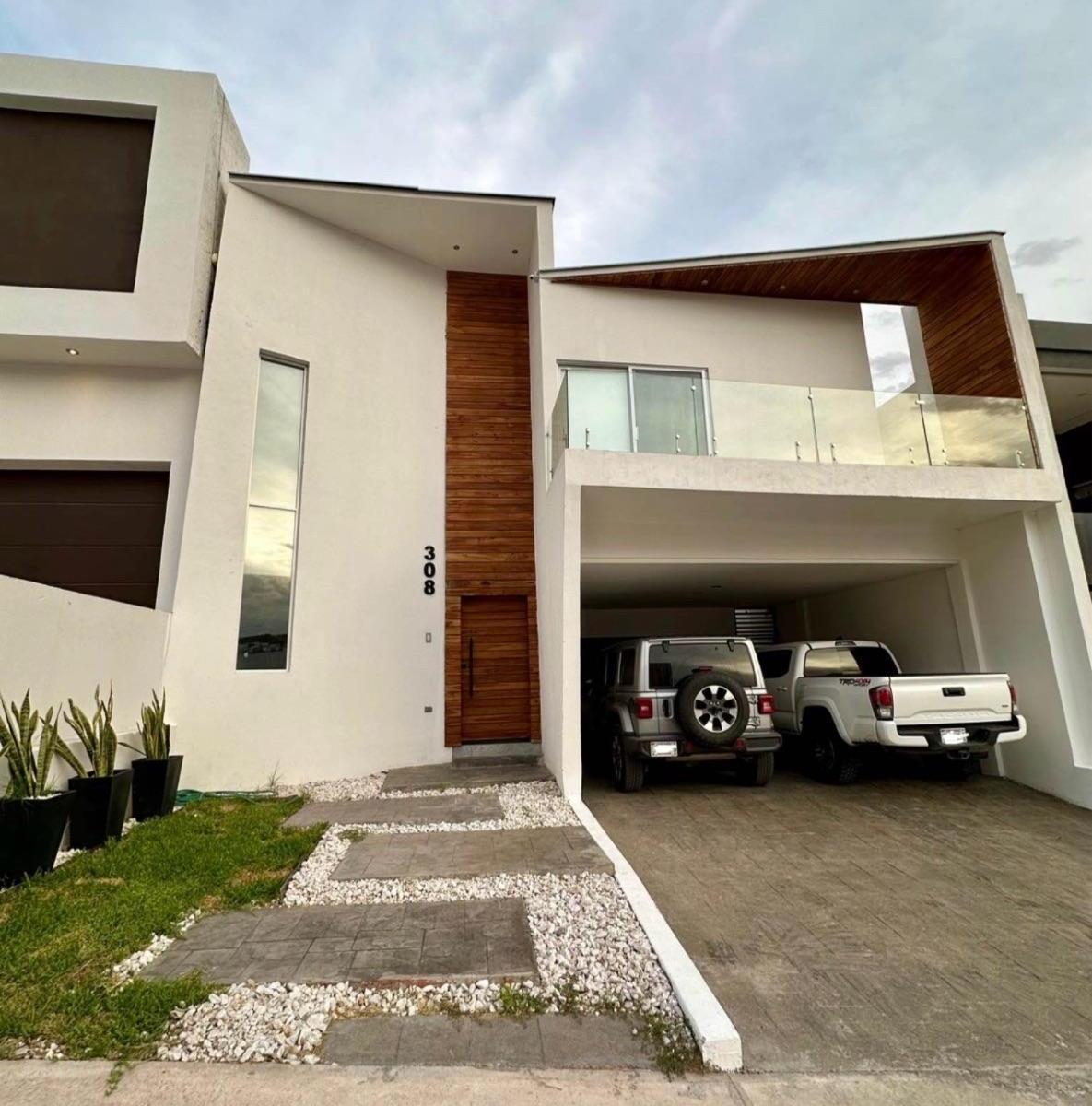 Casa · 304m² · 4 Recámaras · 2 Estacionamientos · Casa - Fraccionamiento Bosque Real