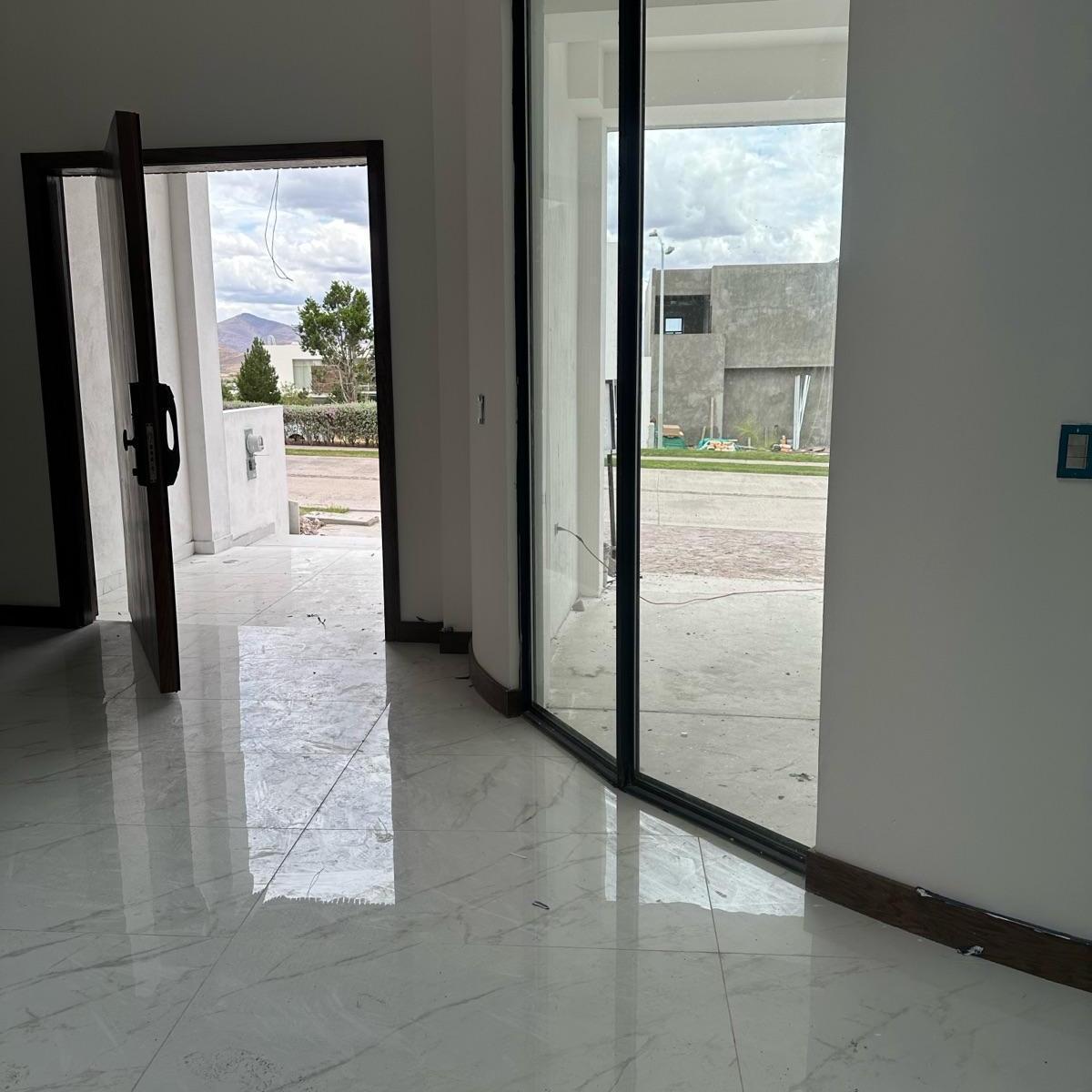 Casa · 290m² · 4 Estacionamientos · Casa - Altozano — foto 2