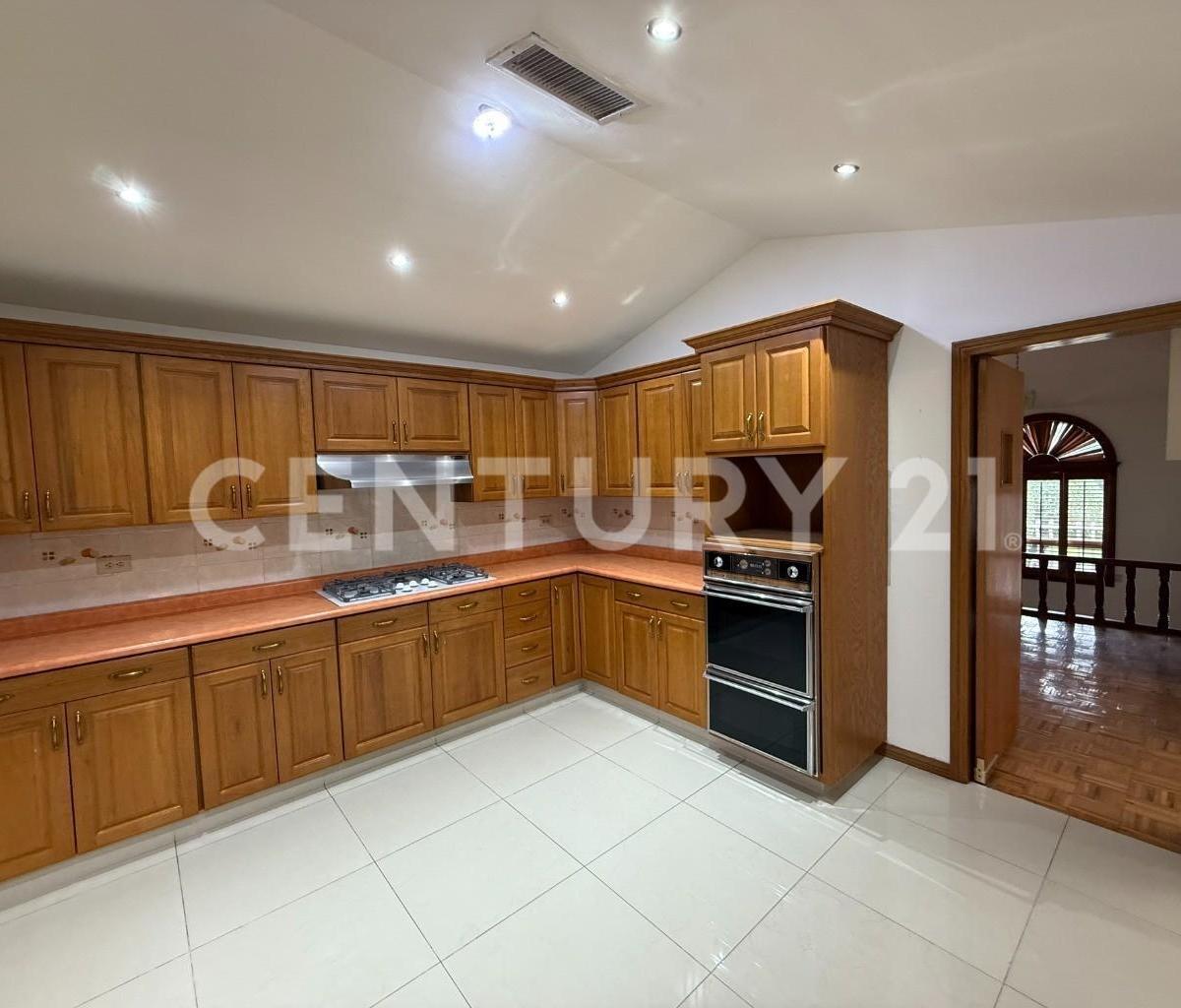Casa · 380m² · 3 Recámaras · 4 Estacionamientos · Casa en Venta en Residencial Campestre en Cd. Chihuahua. — foto 2
